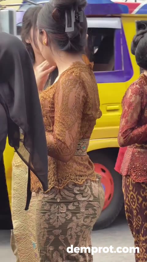 Candid Gadis Cantik Montok Pake Kebaya Ketat.mp4