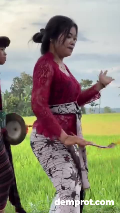 Kebaya Ketat Joget Seksi Bokong Montok.mp4