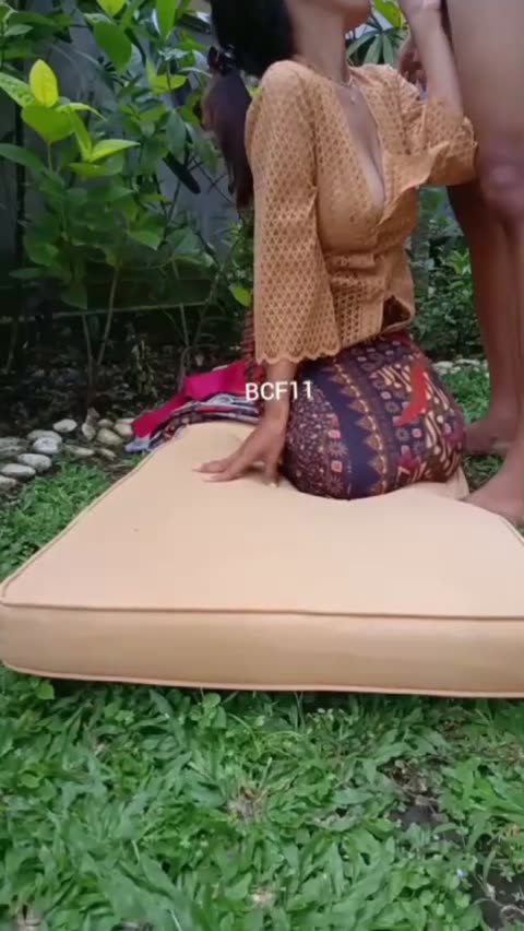 Pasutri Bali Ngentot Outdoor di Taman.mp4