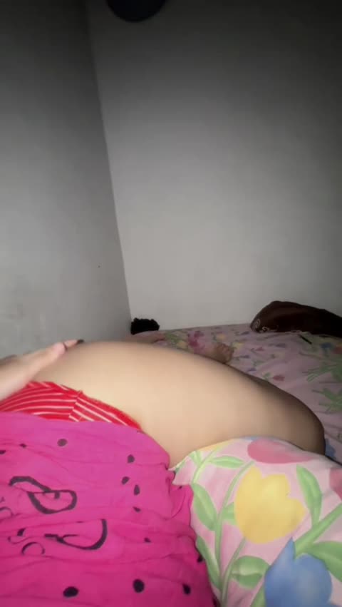Bidan Rita Gosok Memek ke Guling.mp4