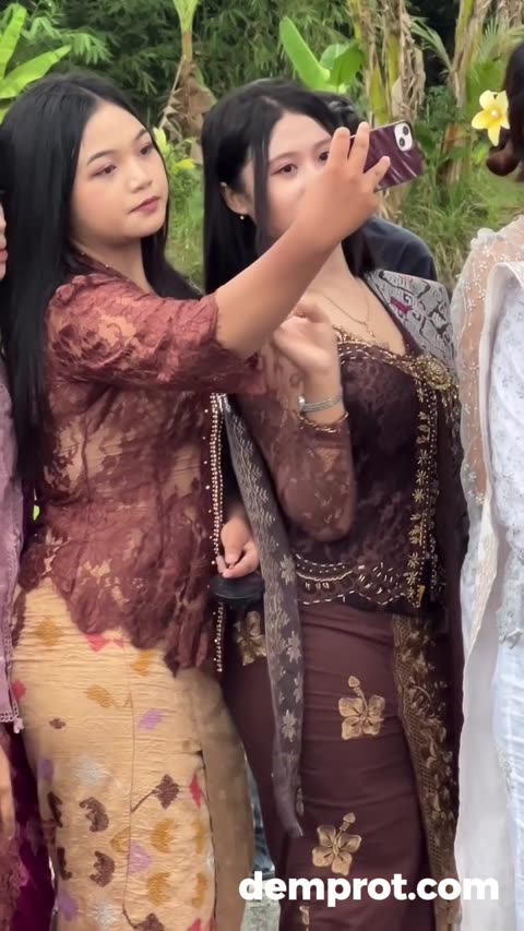 Cewek-Cewek Bening Seksi Lagi Ngumpul.mp4